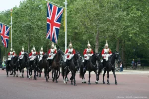 Englische Soldaten bei Parade in London auf Pferden und in historischen Uniformen