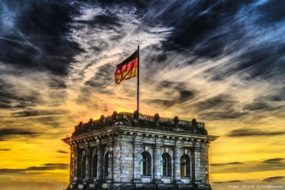 Deutsche Flagge auf dem Reichstagsgebäude - In diesem wissenswerten Beitrag erhalten Sie wichtige Daten und Fakten über die deutsche Geschichte auf einen Blick.